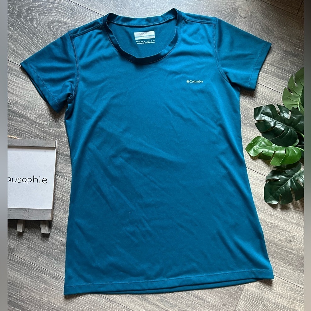 Columbia Omni wick top in teal blue. Size XS